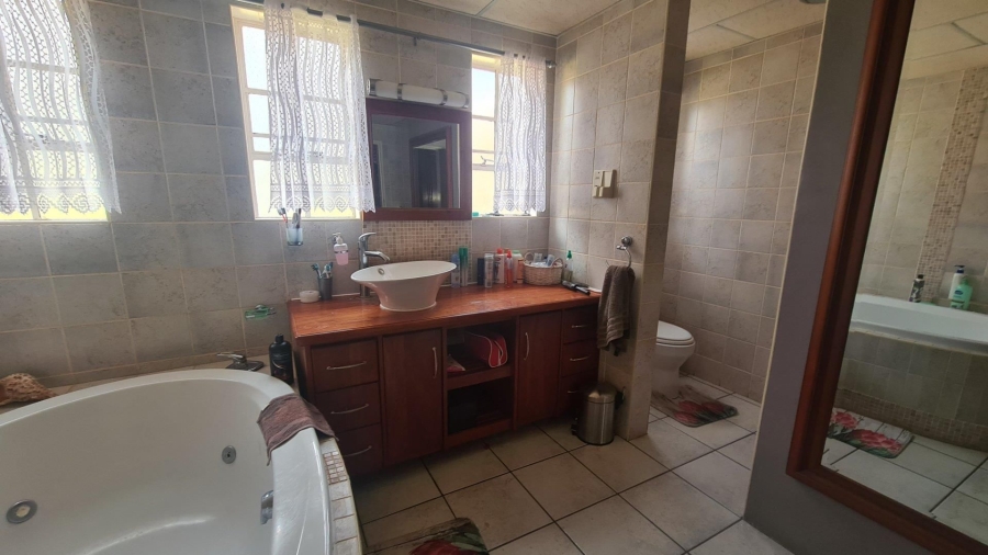 5 Bedroom Property for Sale in Wilgeboom A H North West